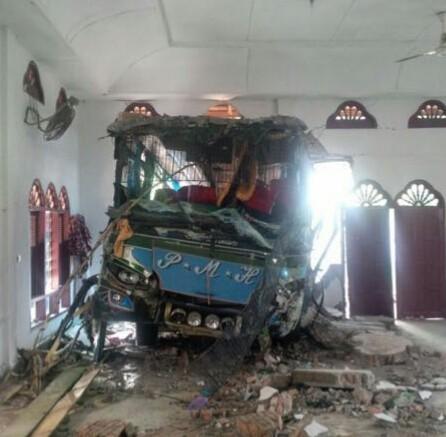 Senggolan, Bus PMH Tabrak Masjid, Dua Penumpang Tewas