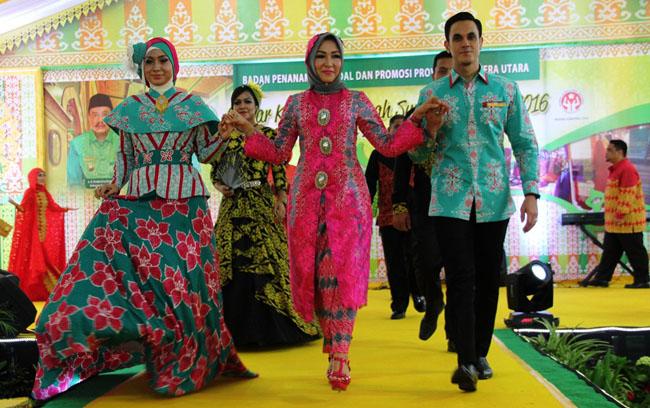 Busana Rancangan Rita Maharani di Gebyar Kerajinan Daerah Sumut 2016