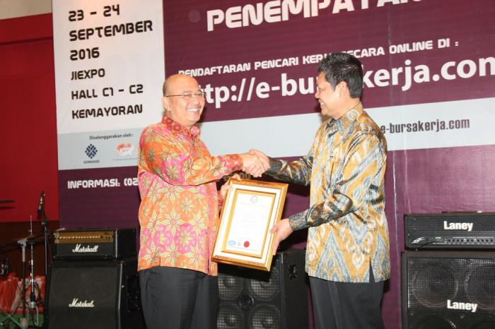 Asyik, Pak Wali Terima Sertifikat SMM ISO 9001:2015 Dari Menaker