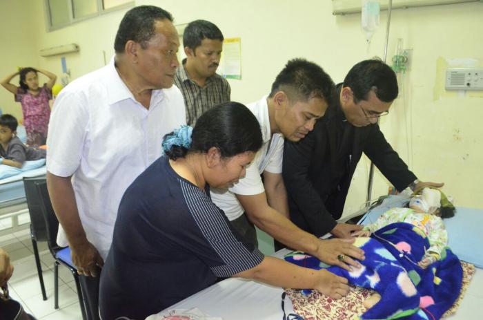 Pdt Dr Robin Butarbutar  Jenguk dan Doakan Anak Penderita Tumor Mata