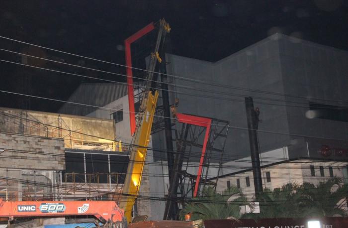 Dinas TRTB Bongkar Papan Reklame Tanpa Ijin 