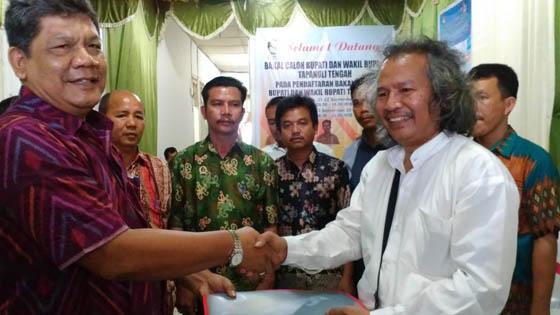 Ikut Pilkada Tapteng, Pasangan Pastor Rantinus Manalu dan Ustadz Sodikin Lubis Mendaftar ke KPUD