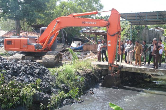 Badan Sungai Bederah di Helvetia Kembali Dikeruk