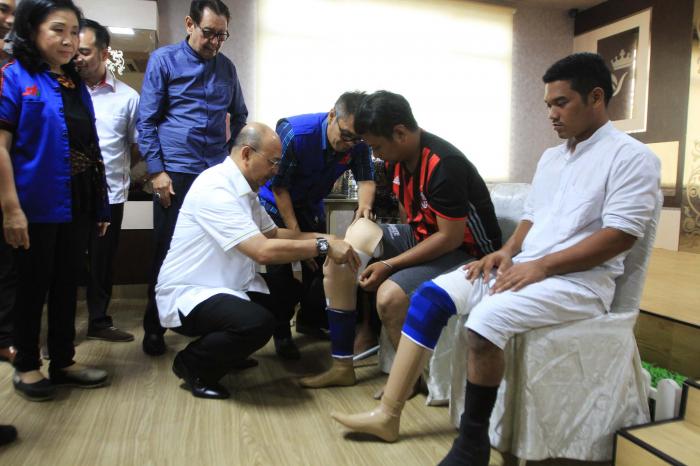 Wali Kota Serahkan Bantuan Kaki dan Tangan Pengganti di RS Royal Prima