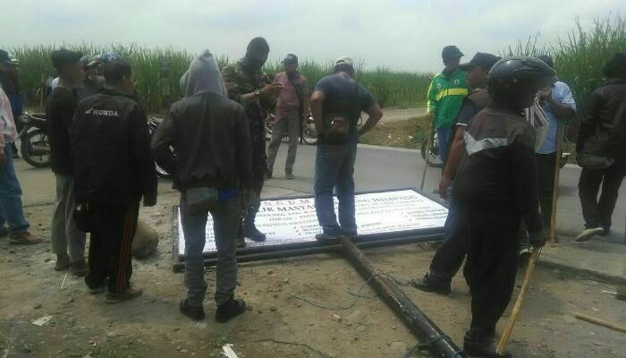 Dua Kelompok Massa Bentrok di Hamparan Perak