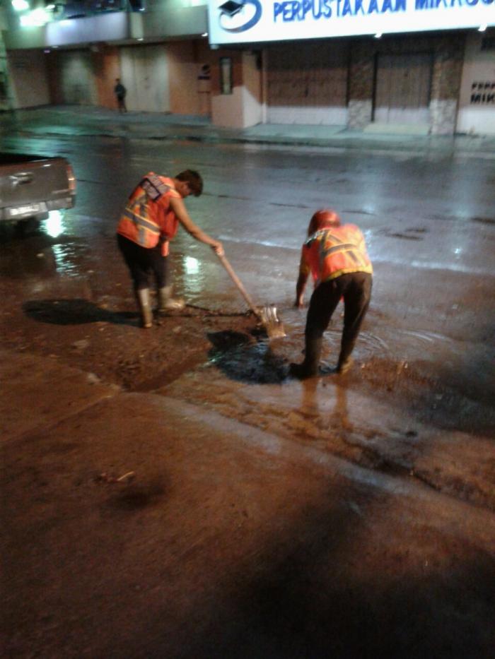 Dinas PU Bersihkan Lubang Inlet Tersumbat