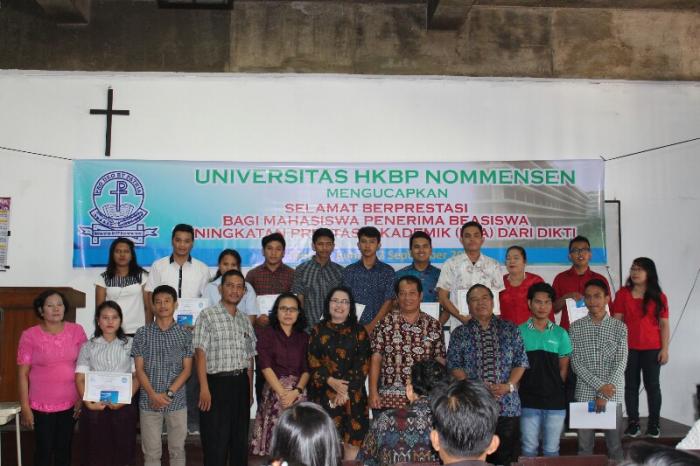 Disaksikan Orang Tua:  WR III Berikan Beasiswa PPA 2017 Kepada Mahasiswa Nommensen