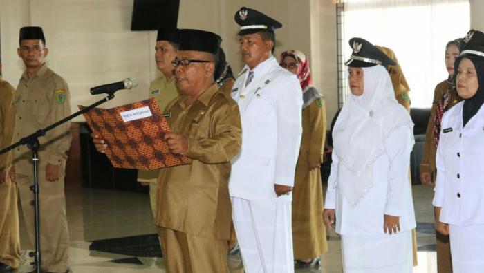 Bupati Tapsel Lantik 14 Pejabat dan 3 Kepsek