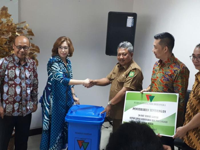 PT Rifan Financindo Berjangka Sumbang Tempat Sampah untuk Kota Medan