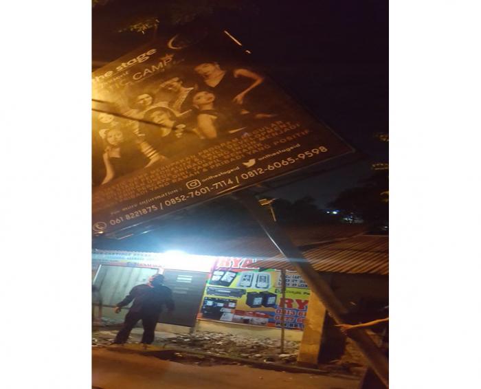 Lagi, Satpol PP Bongkar 5 Papan Reklame Bermasalah