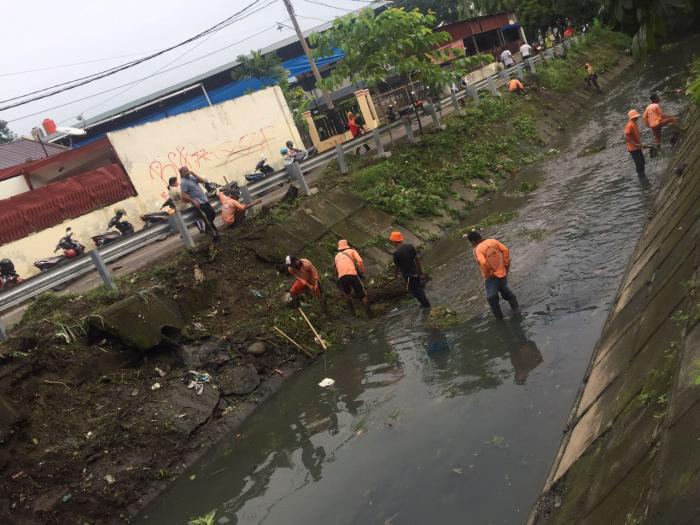 P3SU Medan Petisah Bersihkan Bantaran Sungai Putih