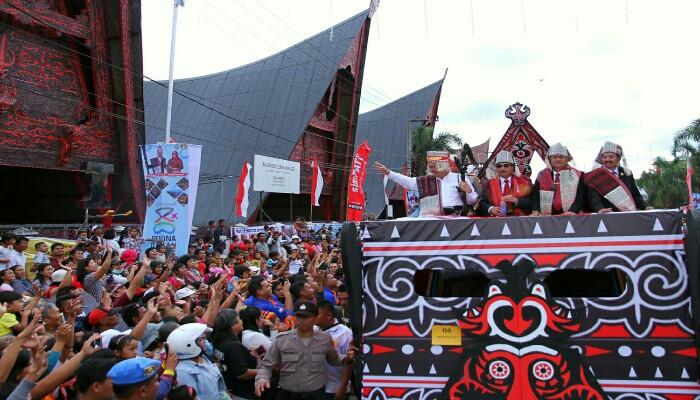 Sempat Ditolak Hari Pelaksanaannya, Gubsu dan Dua Menteri Ikuti Karnaval Pesona Danau Toba 2017