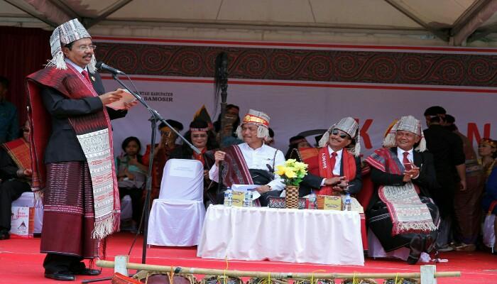 Luhut B Pandjaitan : Warga Toba Tunjukkan Keramahan Mulai Sekarang