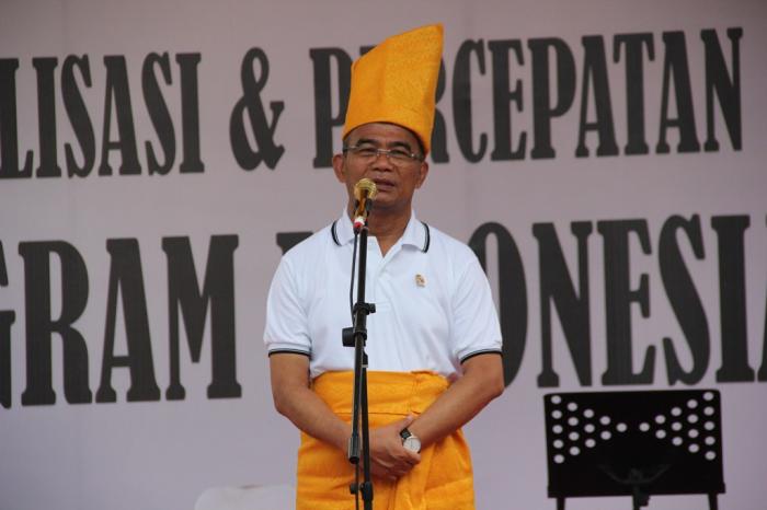 Mendikbud Serahkan 1200 Kartu Indonesia Pintar kepada Pelajar SMP di Kota Medan