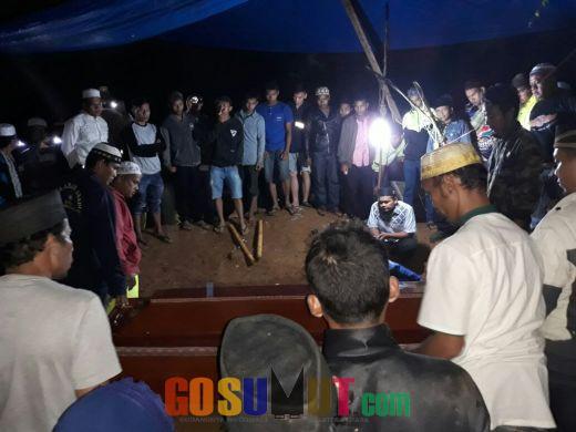 Usai Diautopsi di RS Bhayangkara Medan, Jenazah Tahanan Polsek Batangtoru Dimakamkan