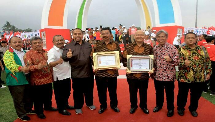 Menpora Beri Penghargaan Pembinaan Olahraga untuk Tengku Erry