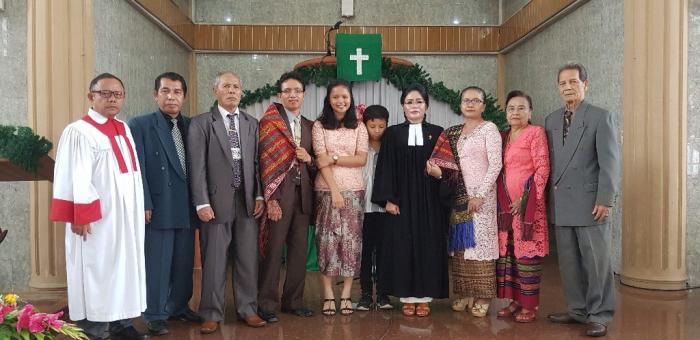 Pdt. Ir.Desima Sihotang, M. div Disematkan Pin Emas dan Ulos Borhat-borhat di HKBP Koserna