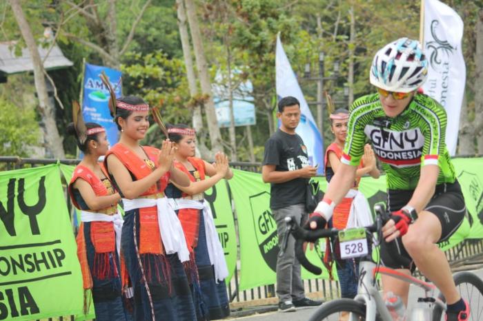 800 Peserta GFNY dari 24 Negara Menjelajahi Keindahan Danau Toba