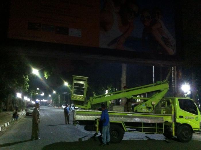 Berdiri di Zona Terlarang, Papan Reklame Jenis Bando Dirubuhkan