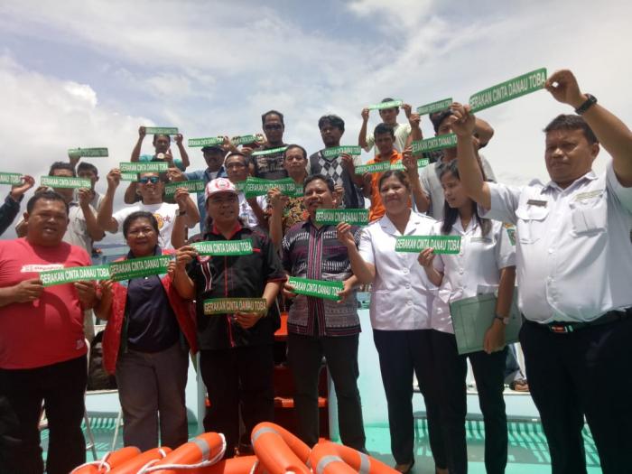 FPTDT Menyerahkan Bantuan Ringbouy Kepada Pemilik Kapal Kayu di Danau Toba