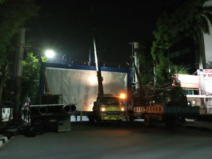 Setelah Dibiarkan Lama, Papan Reklame Bando Ini Dibongkar