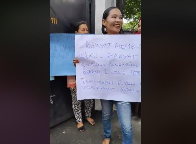 Pelantikan DPRD Sumut Diwarnai Aksi Damai, 'Terima Kasih Sutrisno Pangaribuan'