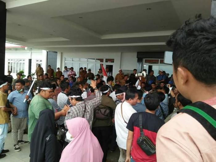 Dua Kubu Pro Kontra Bentrok di Kantor Bupati Tapsel