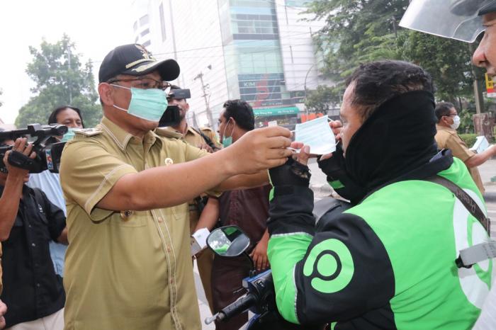 Asap Selimuti Medan, Pemko Bagikan Ribuan Masker untuk Warga