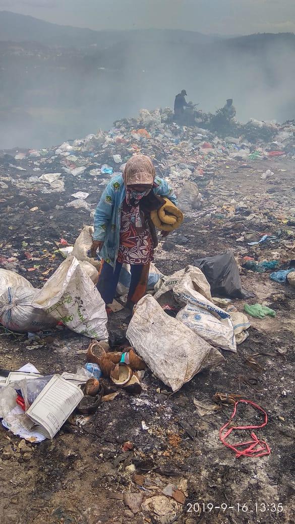 Mengais Rezeki Ditumpukan Sampah Batu Bola Kota Padangsidimpuan