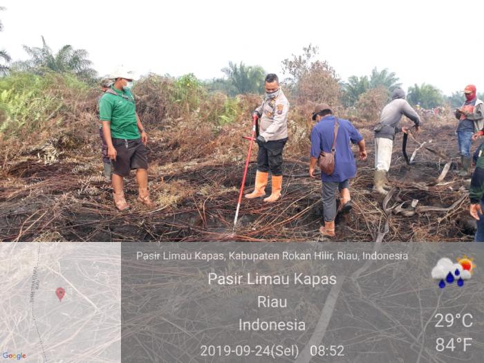 Karhutla, Polisi Bersama Karyawan PT PAL Lakukan Isolasi Api Diperbatasan Sumut-Riau