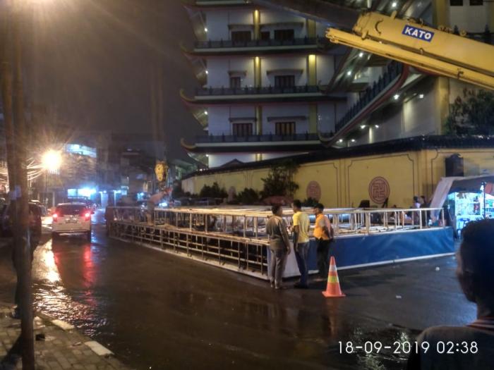 Satpol PP Bongkar 11 Unit Papan Reklame Bermasalah