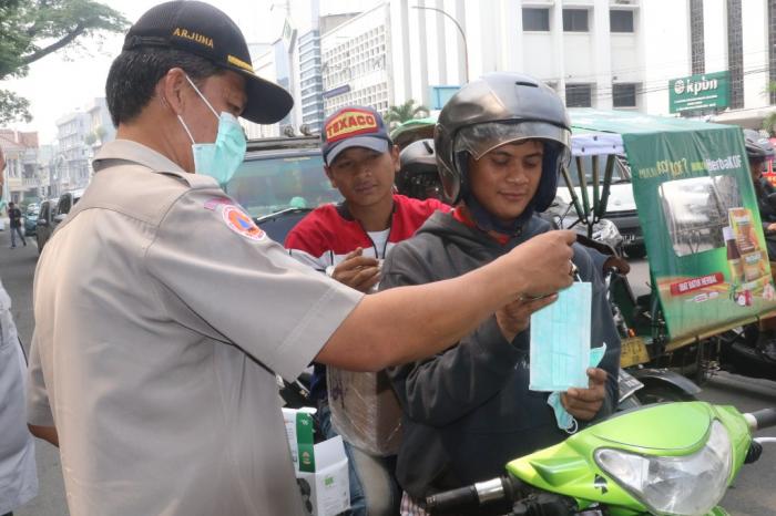 Kabut Asap di Medan, Pemko Bagi Masker Antisipasi Terpapar Langsung
