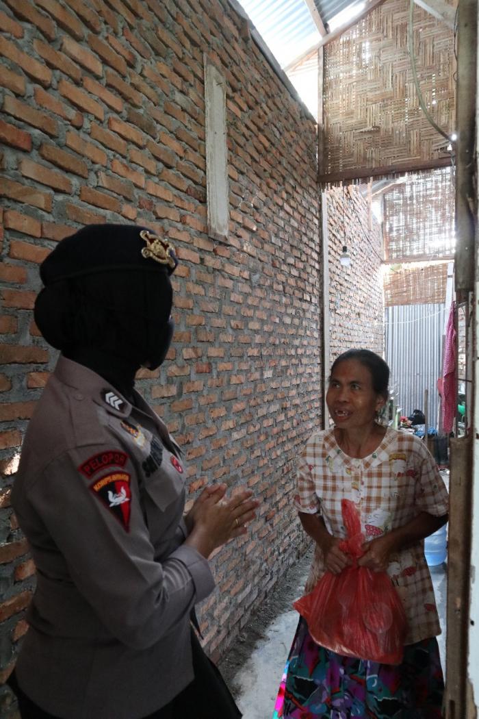 Bencana Angin Puting Beliung Di Desa Klambir Lima Kebun, Brimob Polda Sumut Turun Ke Lokasi Bantu Warga