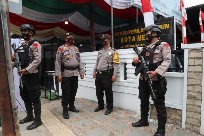 Cawalkot Medan Daftar Di KPU, Brimob Sumut Lakukan Pengamanan di Kantor KPU Medan