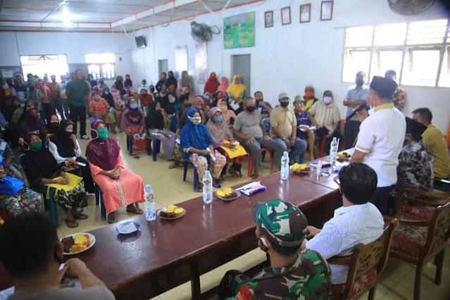 Bupati Labuhanbatu Serahkan BLT-DD Desa Lingga Tiga Tahap Lima