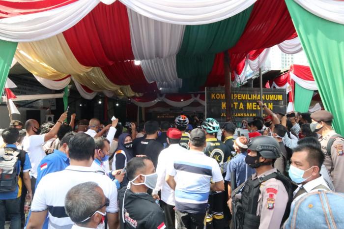 Pasangan Cawalkot Akhyar-Salman Tiba di KPU, Brimob Polda Sumut Lakukan Pengamanan di KPU Medan