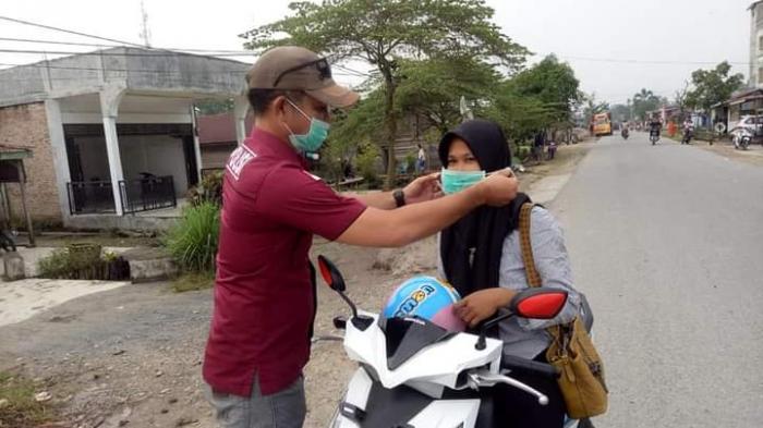 Polsek Panai Tengah Bersama Muspika Bagikan Masker Serentak