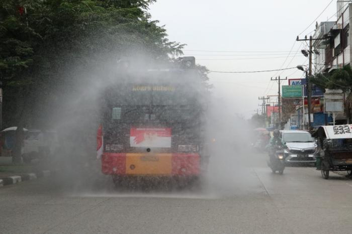 All Out Dukung Pemerintah, Brimob Sumut Gelar Patroli Skala Besar Dan Penyemprotan Disinfektan