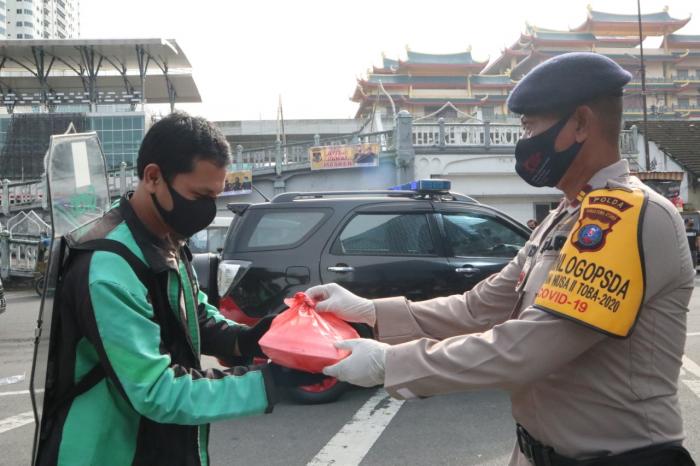 Brimob Polda Sumut Dan KBPP Polri Bagikan Ribuan Masker Kepada Masyarakat