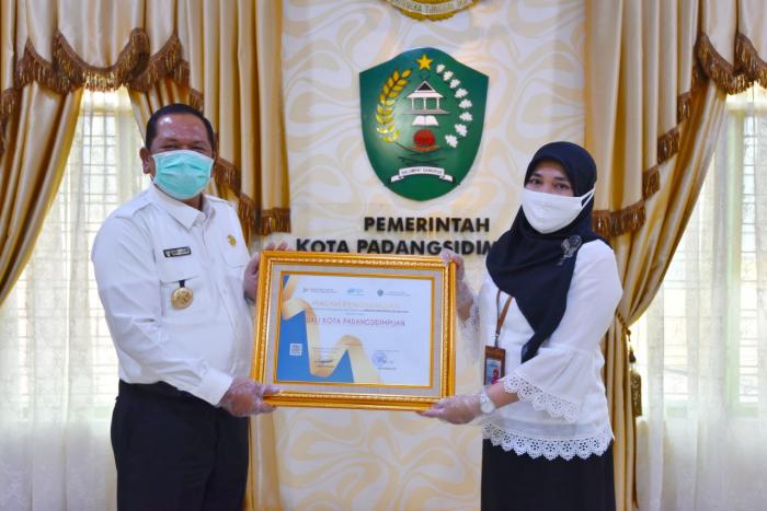 Walikota Padangsidimpuan Terima Penghargaan BPS Sumut