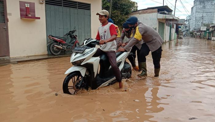 Banjir di Kampung Semut, Brimob Batalyon B Pelopor Bantu Evakuasi Warga
