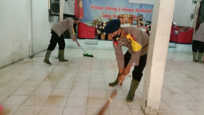 Pasca Banjir di Kampung Semut, Brimob Batalyon B Tebing Tinggi Lakukan Pembersihan