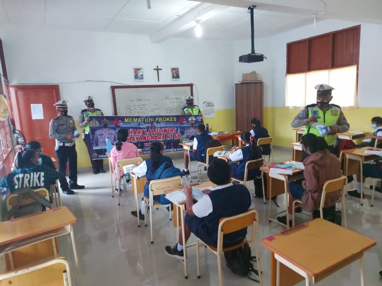 Sat Lantas Polres Humbang Hasundutan Lakukan Penyuluhan Dan Bagikan Masker Ke Sejumlah Sekolah Menyambut HUT Lalu Lintas Ke-66