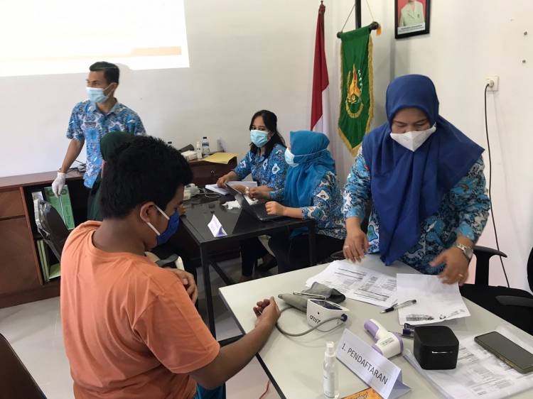 150 Warga Terima Suntikan Vaksin Dosis Pertama di Kejari Labusel