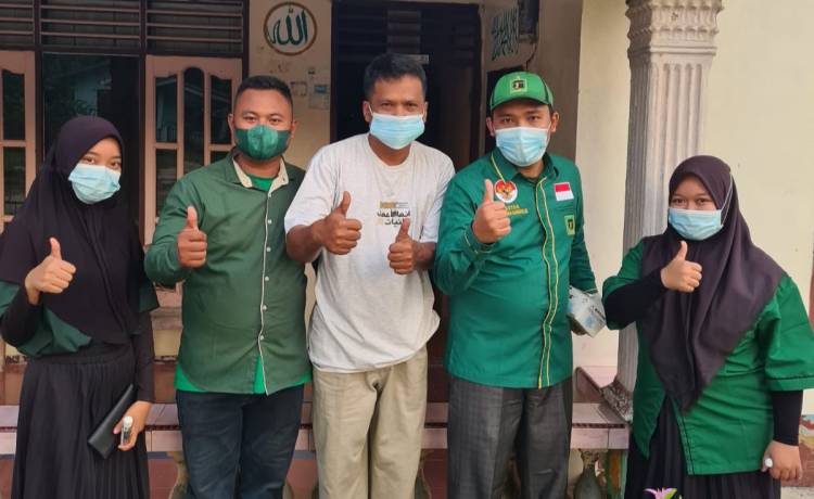 PAC PPP Kampung Rakyat Bagikan Masker Kerumah Warga