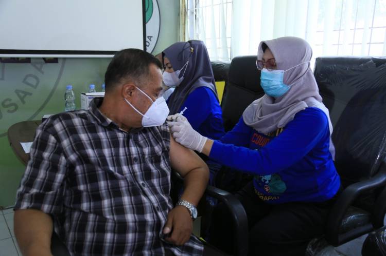 100 Orang Nakes Terima Vaksin Booster Moderna