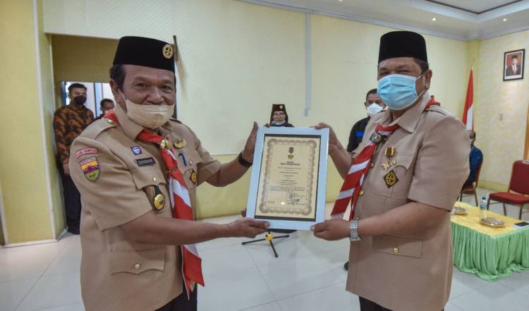 Walikota Sidimpuan & Dra Siswanti Terima Lencana Dharma Bakti Gerakan Pramuka