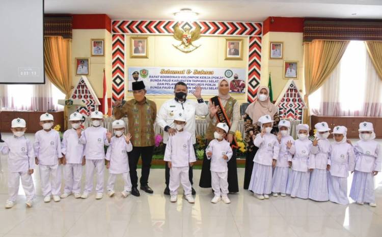 Bupati Tapsel Harapkan Pemangku Kepentingan Siapkan Generasi Cerdas Sejak Dini
