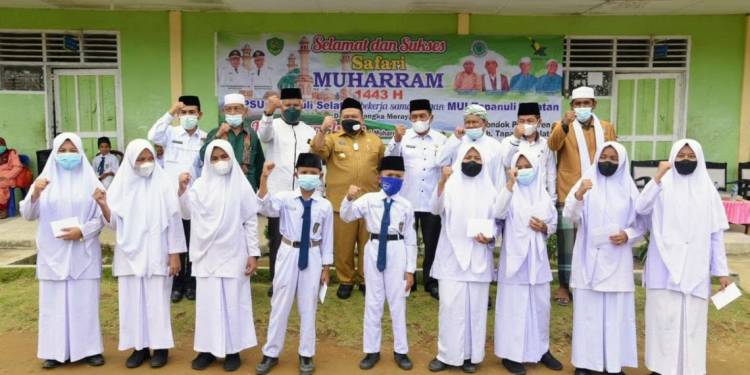 Bupati Tapsel Salurkan Zakat ASN Di Kecamatan Arse