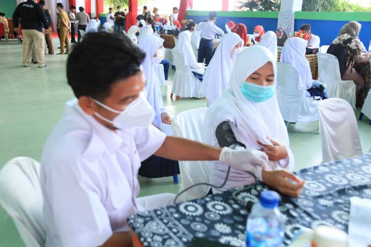 PJ. Bupati Labuhanbatu Pantau Pelaksanaan Vaksin Masal Di Ponpes Darul Muhsinin